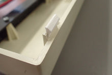 Lade das Bild in den Galerie-Viewer, Gehäuse Clips für Commodore VC-20 unbearbeitet 3 Stk.