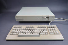 Lade das Bild in den Galerie-Viewer, Commodore C128D Computer
