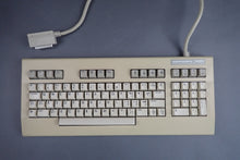 Lade das Bild in den Galerie-Viewer, Commodore C128D Computer
