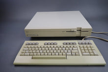 Lade das Bild in den Galerie-Viewer, Commodore C128D Computer
