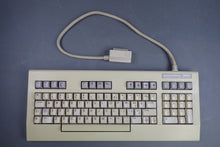 Lade das Bild in den Galerie-Viewer, Commodore C128D Computer
