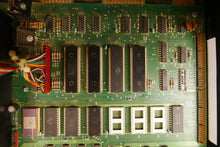 Lade das Bild in den Galerie-Viewer, Commodore PET 2001-32N Innenleben mit Mainboard 320349‑0 Detail
