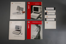 Lade das Bild in den Galerie-Viewer, Apple IIc Handbücher und Disketten
